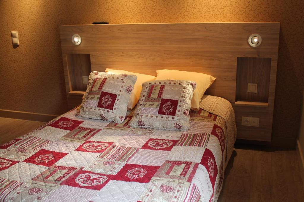 Hotel Restaurant Aux Genets D'Or Mandailles-Saint-Julien المظهر الخارجي الصورة